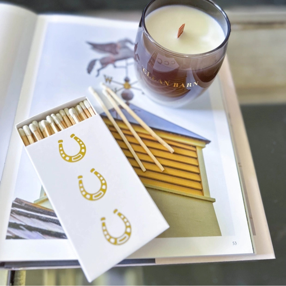 Stable Style Oversized Horseshoe Matches in White