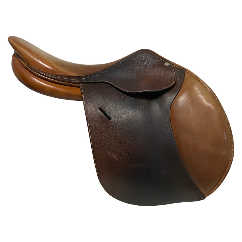 Opposite side of Butet 2004 Jumping Saddle in Gold