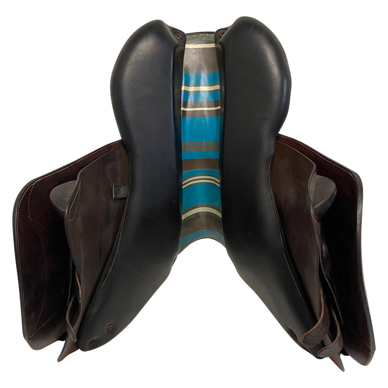 Underside of Voltaire 2019 Stuttgart Saddle in Dark Brown